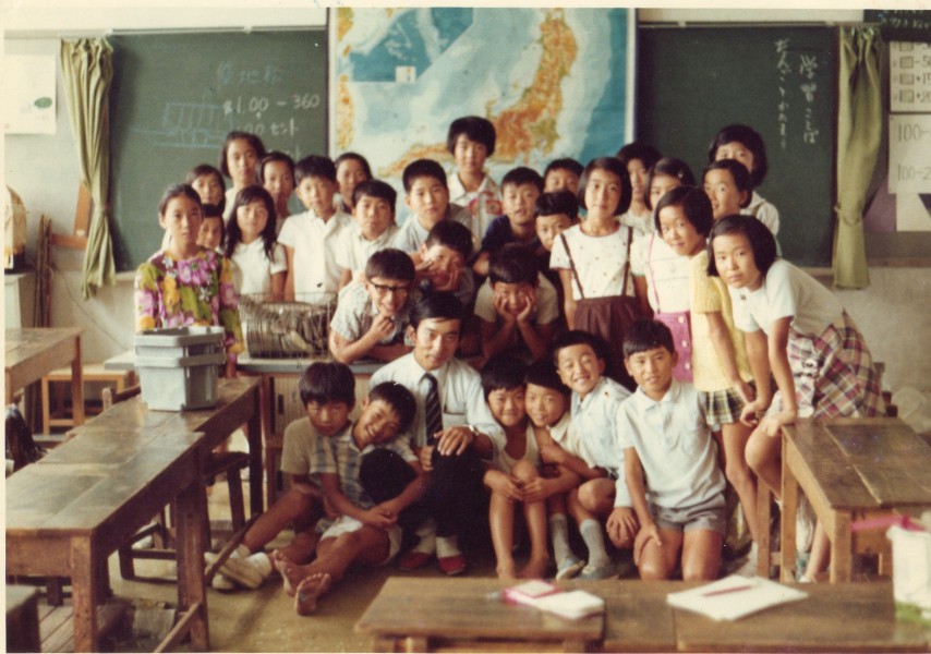 教室の子どもたちと（1970年9月22日鳥取市・日進小学校で）